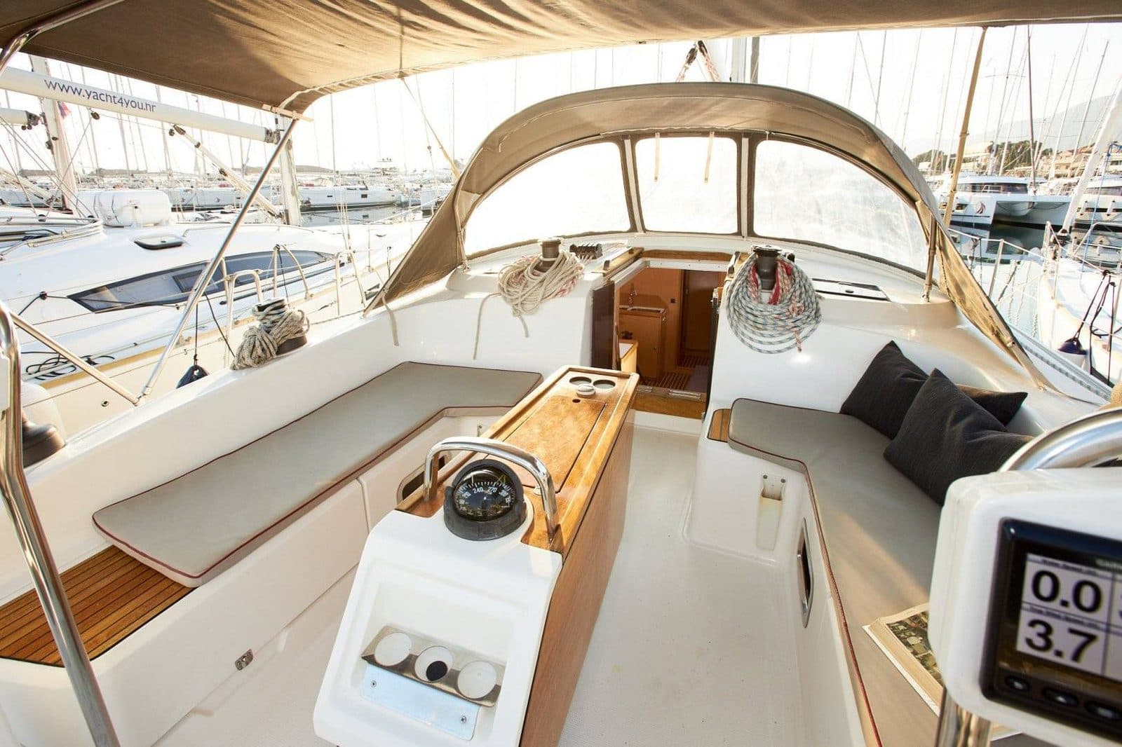 Bavaria Cruiser 46 — профиль на воде